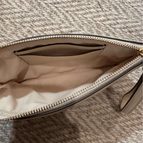 NWOT TORY BURCH Fleming Soft Wristlet In New Cream - Picture 6 of 6